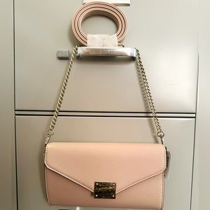 New with tags Express crossbody bag! Hold all your essentials in this bag!